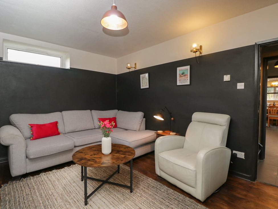 A living room with a sofa and coffee table at Copper Cottage in Devizes