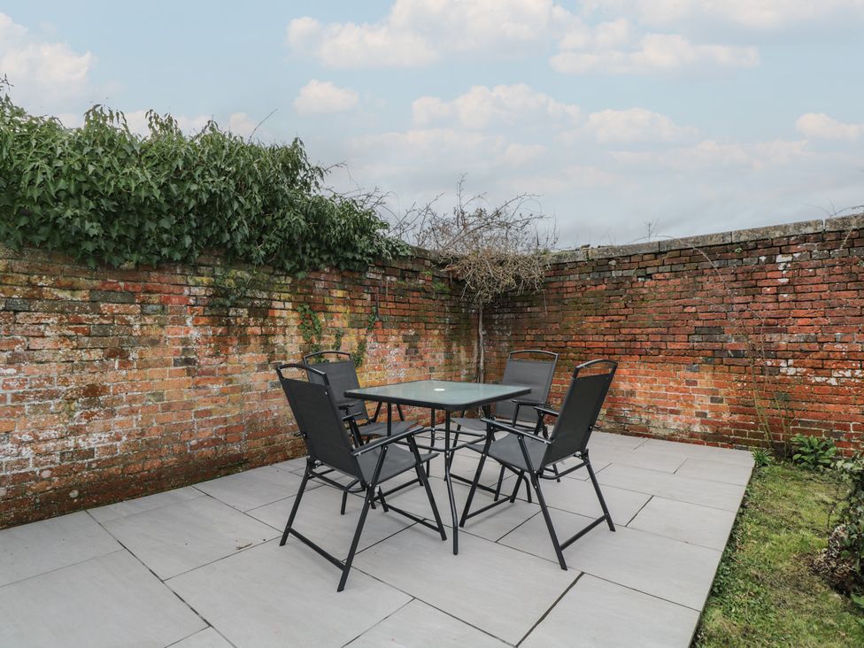 A garden with a table and chairs at Copper Cottage in Devizes