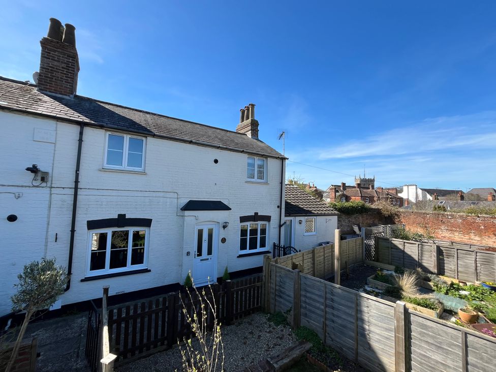An outdoor view of a house with a garden at Copper Cottage in Devizes