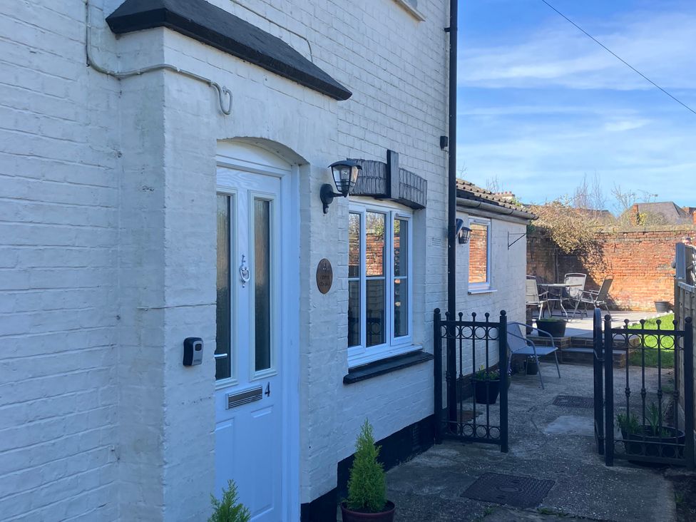 An outdoor area with a door and gate at Copper Cottage in Devizes