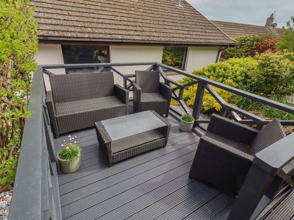 An outdoor area with seating and a table at Tigh-Na-Mara Retreat