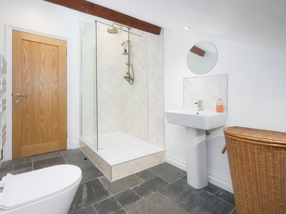 A bathroom with a shower, sink, and toilet at The Mayflower in Plymouth