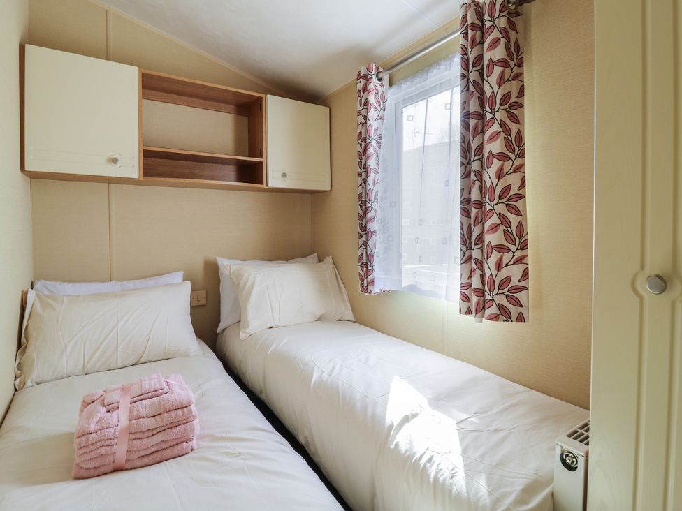 A bedroom with two single beds at Ocean Breeze Escape in Allhallows