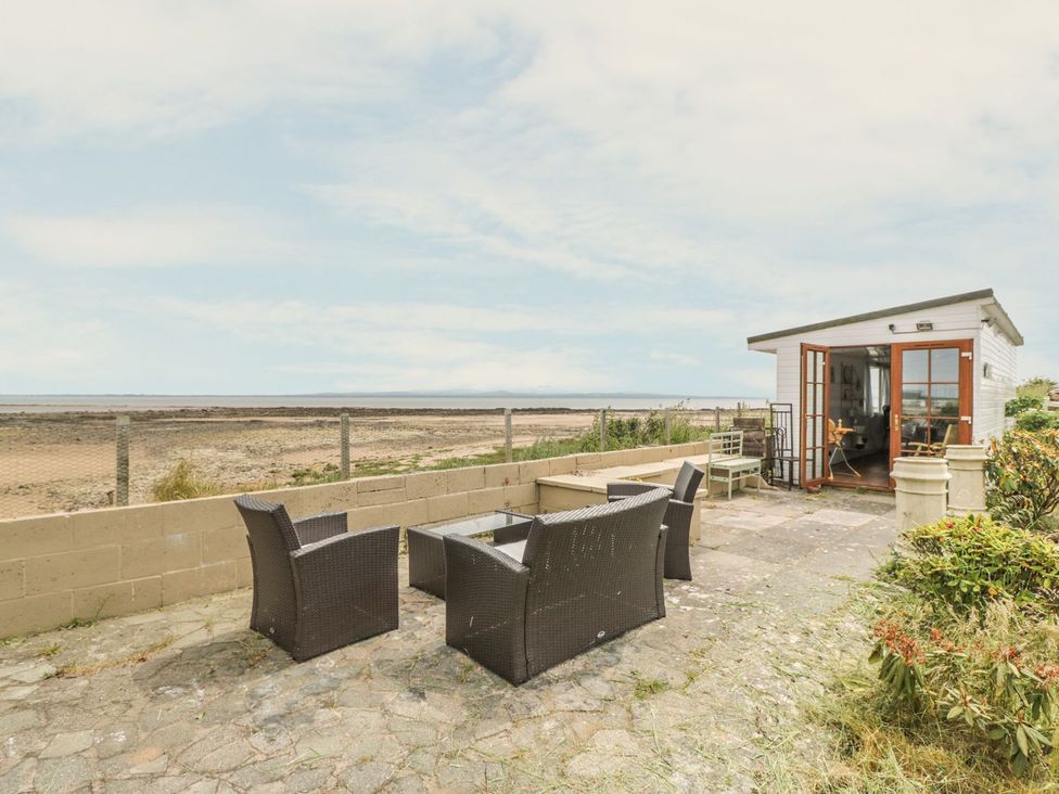 An outdoor area with chairs and table at Wagtail Cottage