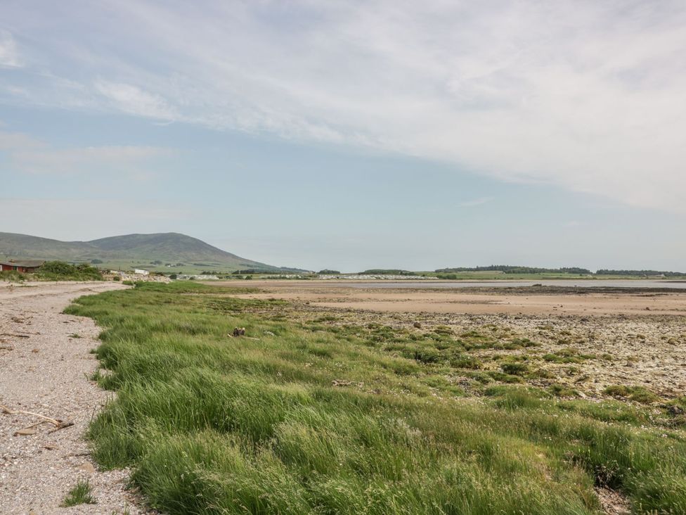 A coastal landscape with grass and sand at Wagtail Cottage 