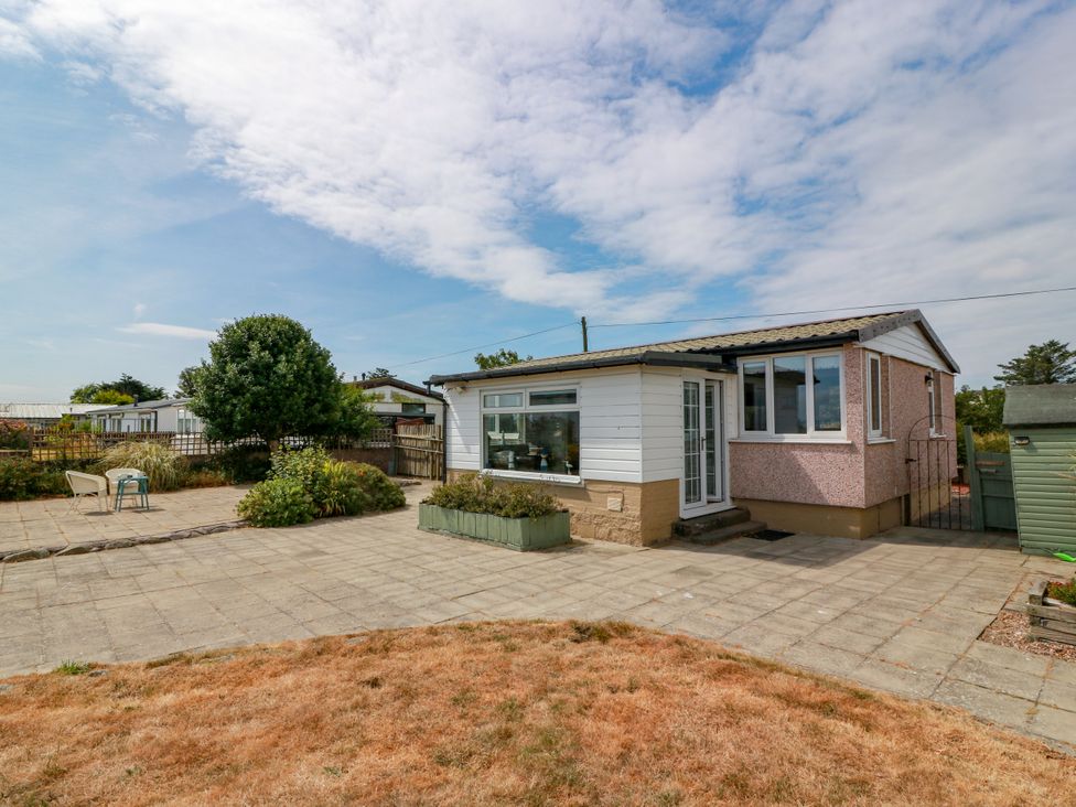 A house with patio and garden features at Wagtail Cottage in Southerness