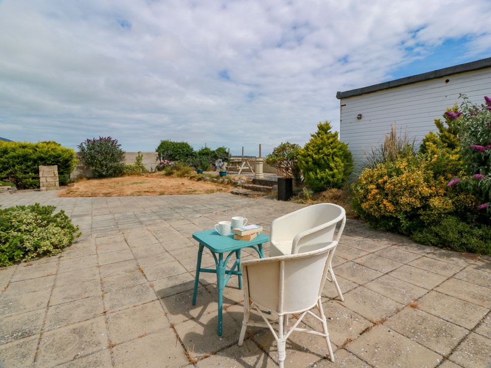 A garden with a table and chairs at Wagtail Cottage in Southerness