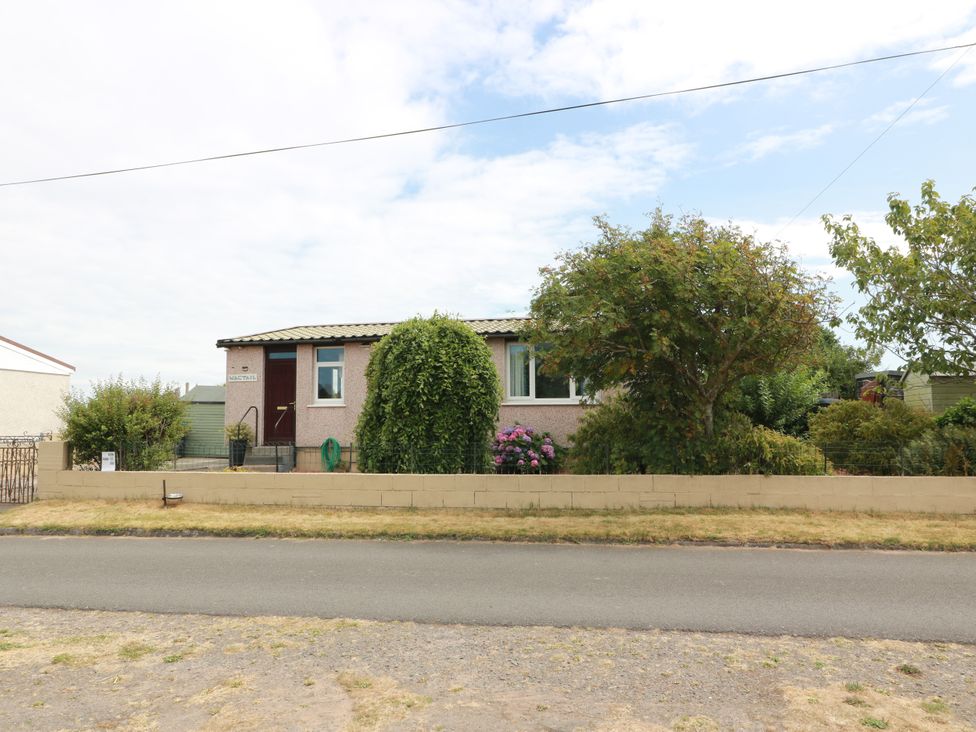 A house with a garden and pathway at Wagtail Cottage in Southerness