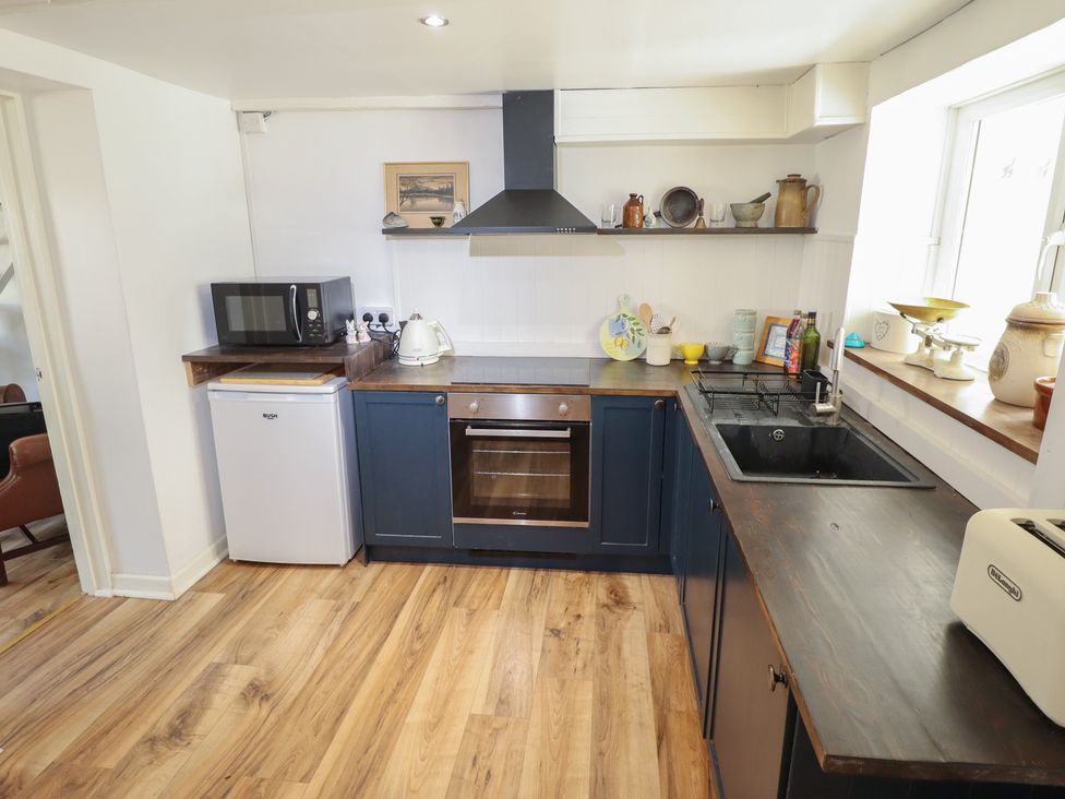 A kitchen with appliances and utensils at 3 Rectory Row 