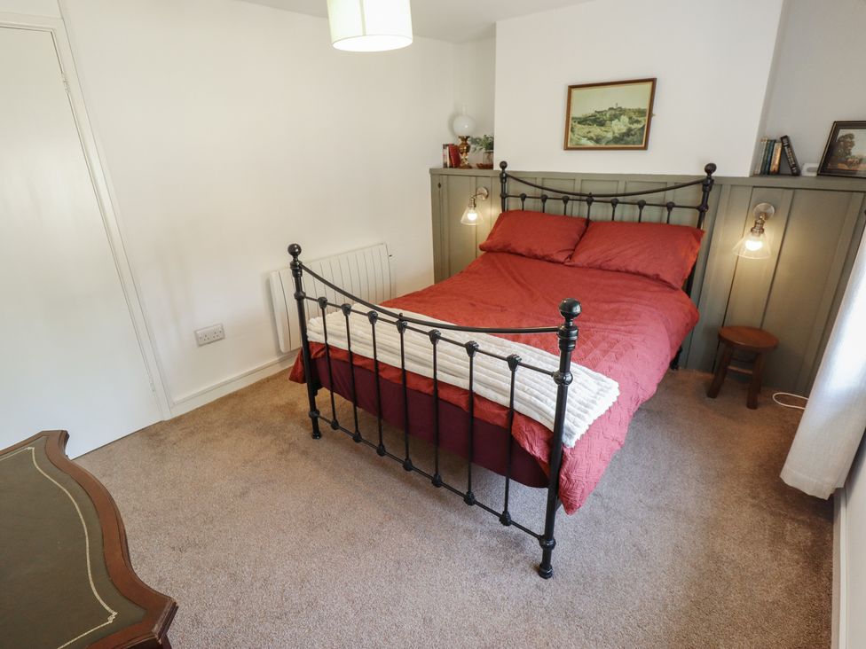A bedroom with a bed and bedside lamps at 3 Rectory Row