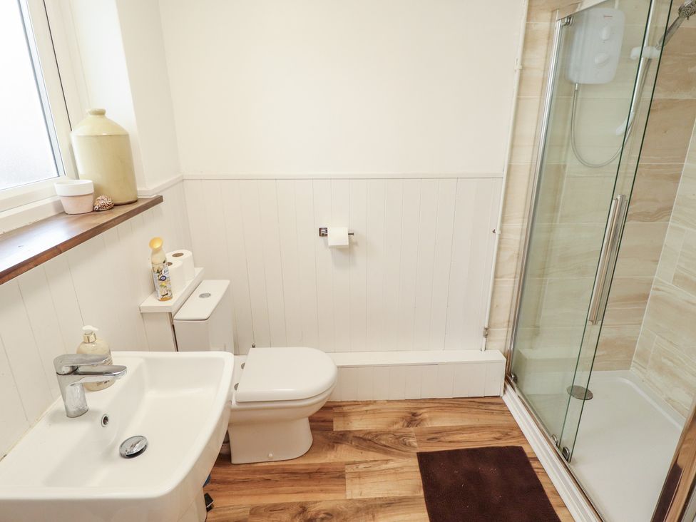 A bathroom with a sink, toilet, and shower at 3 Rectory Row