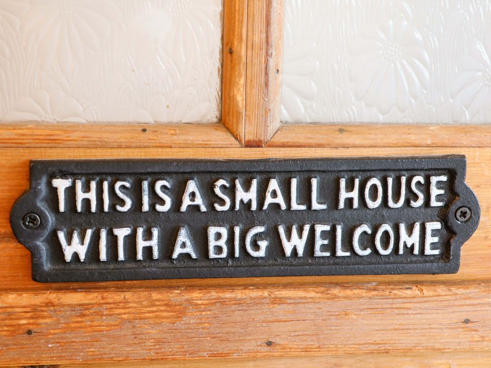 A sign that reads 'THIS IS A SMALL HOUSE WITH A BIG WELCOME' at Nature’s Retreat Matlock