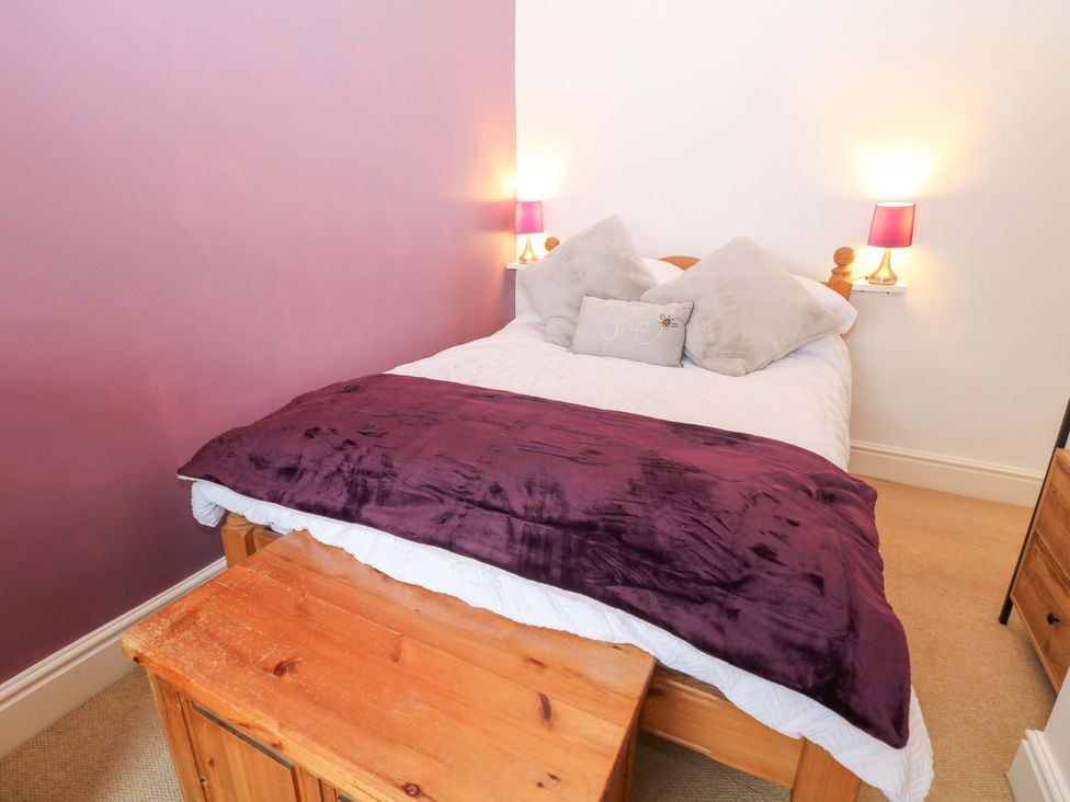 A bedroom with a bed and lamps at Nature’s Retreat in Matlock