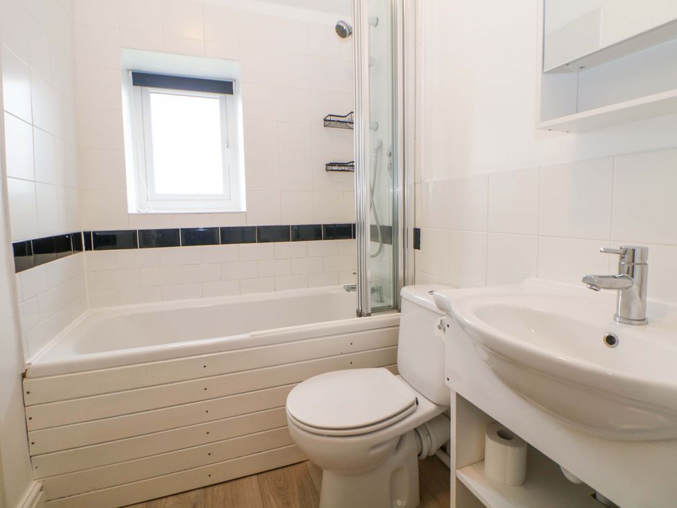 A bathroom with a bath tub, sink, and toilet at Nature’s Retreat in Matlock
