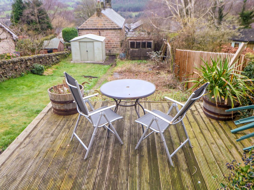 A garden with a table and chairs at Nature’s Retreat in Matlock