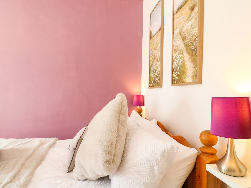 A bedroom with a bed and two lamps at Nature’s Retreat in Holloway