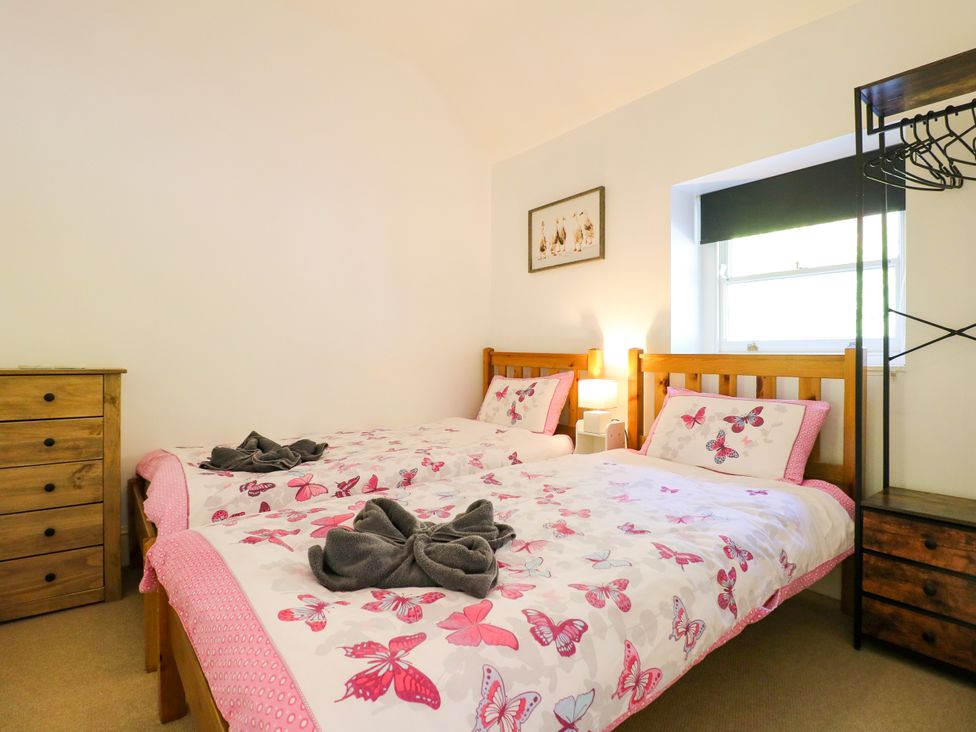 A bedroom with two beds and a dresser at Nature’s Retreat in Holloway