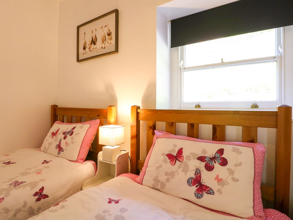 A bedroom with two beds and a lamp at Nature’s Retreat in Holloway