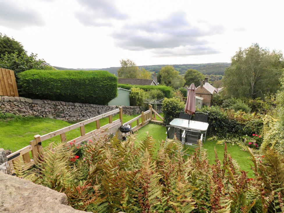 A garden with a table and chairs at Nature’s Retreat in Holloway