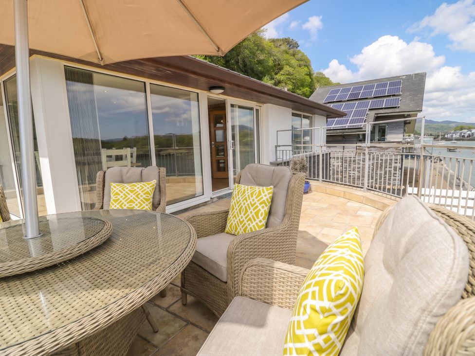 A seating area with table and chairs at The Boat Yard Apartment in Porthmadog