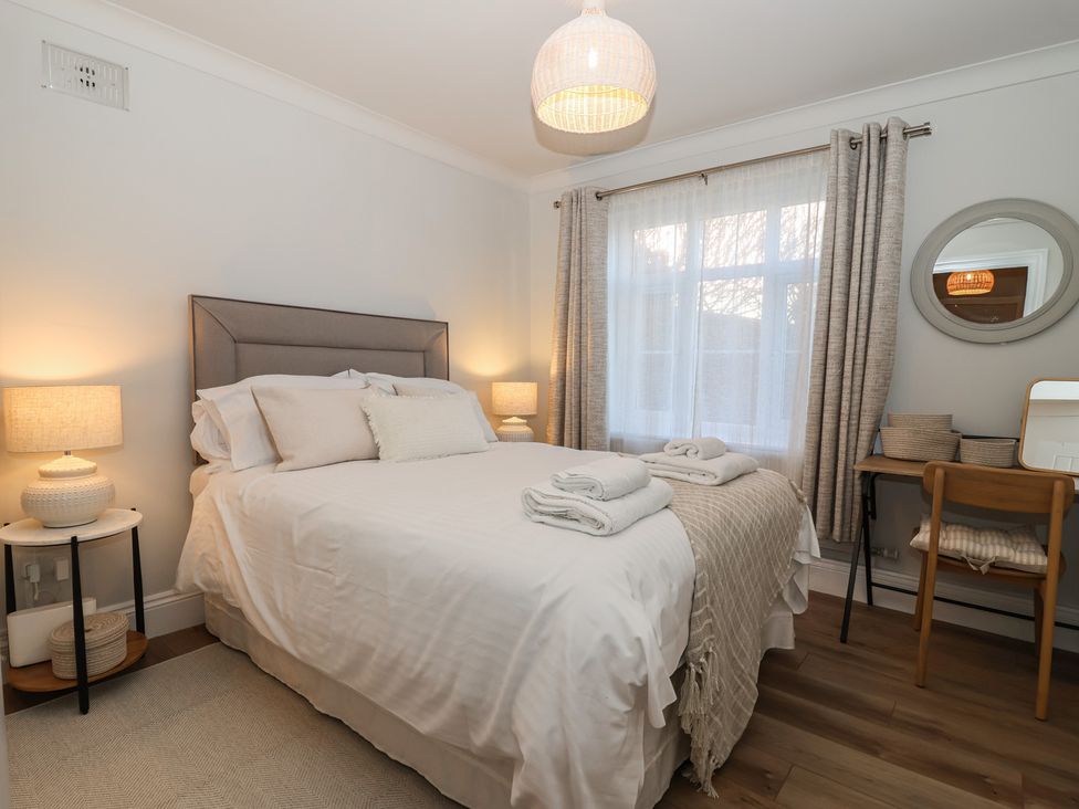 A bedroom with a bed and side tables at 3 The Elms in Salcombe