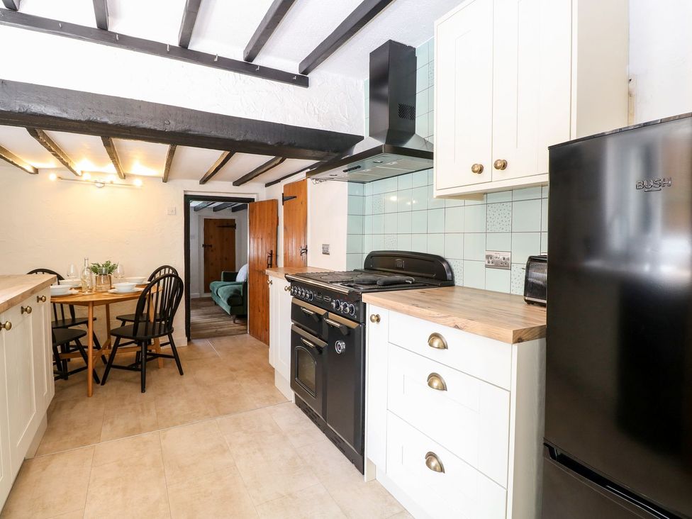 A kitchen with a table and chairs at Vintner's Cottage in Reedham