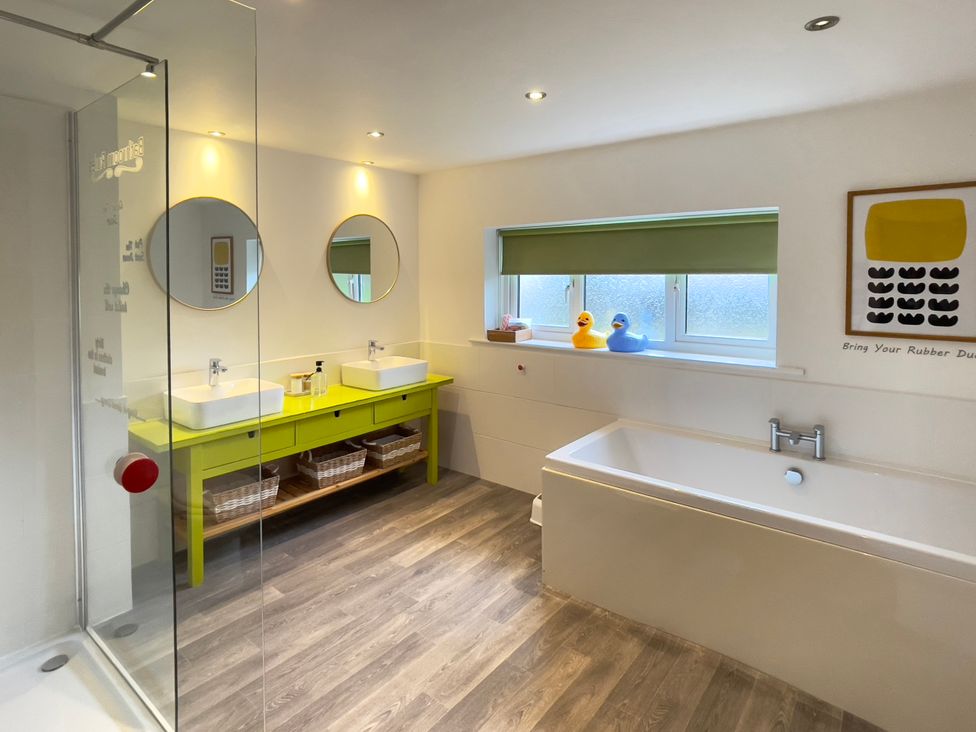 A bathroom with two sinks and a bathtub at The Oaks in Great Harwood