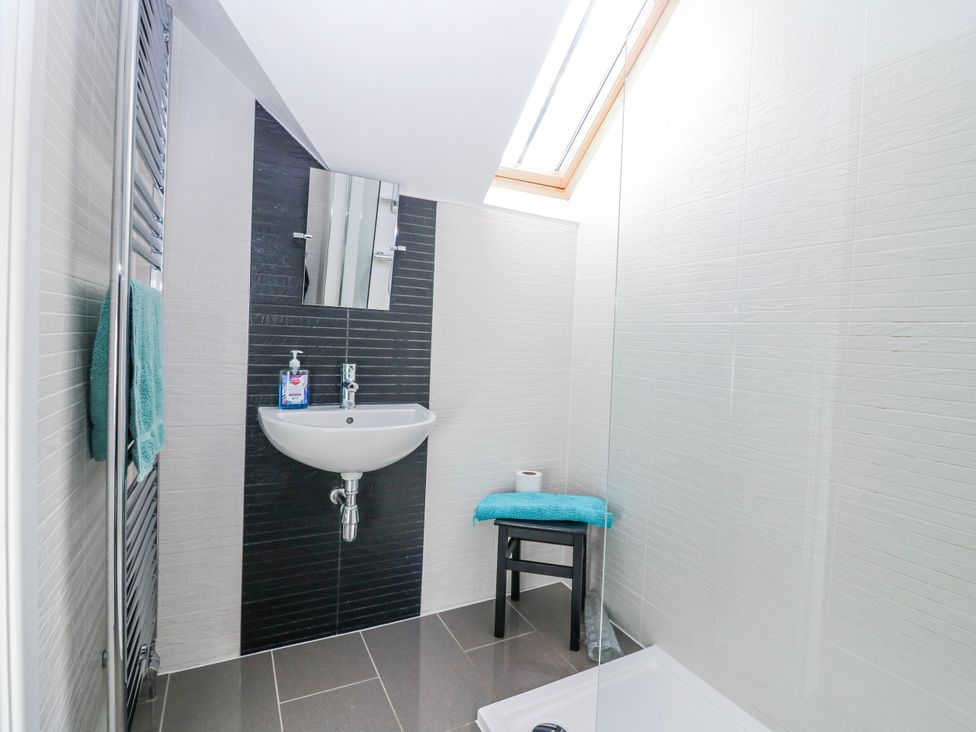 A bathroom with a sink and shower at Meadowgreen Farmhouse in Forfar