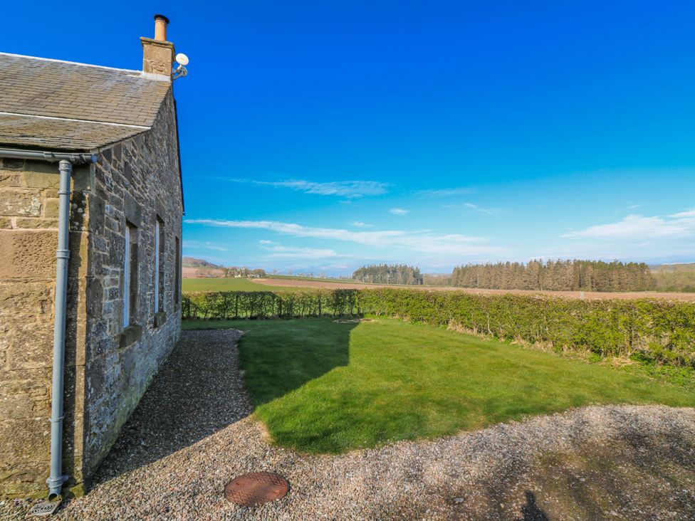 An outdoor area with grass and a hedge at Meadowgreen Farmhouse in Forfar