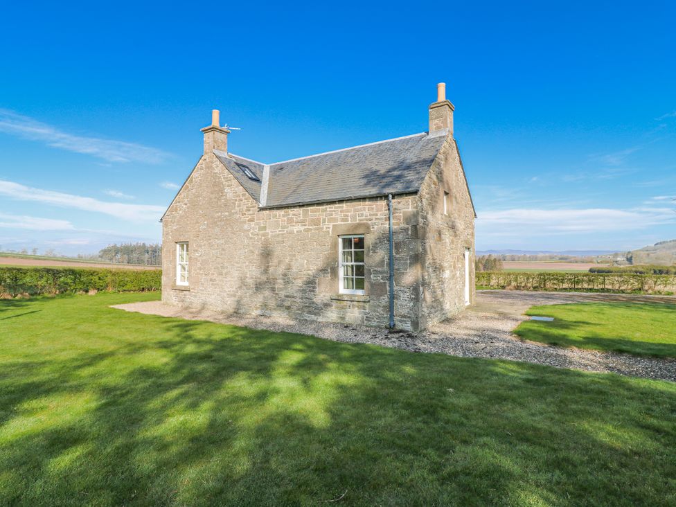 A house surrounded by grass at Meadowgreen Farmhouse in Forfar