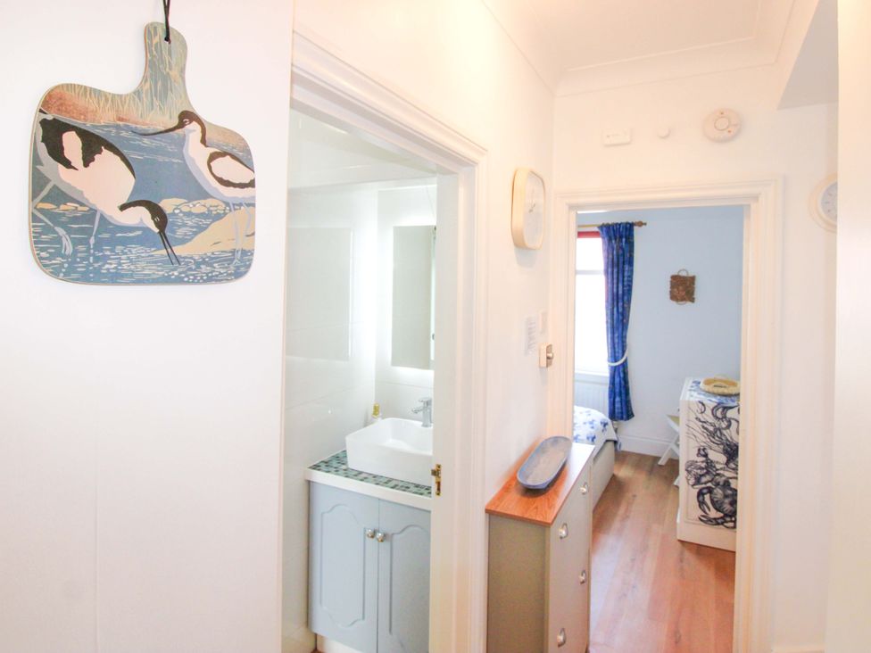 A hallway with a bathroom visible and a bedroom at 4 The Elms in Salcombe
