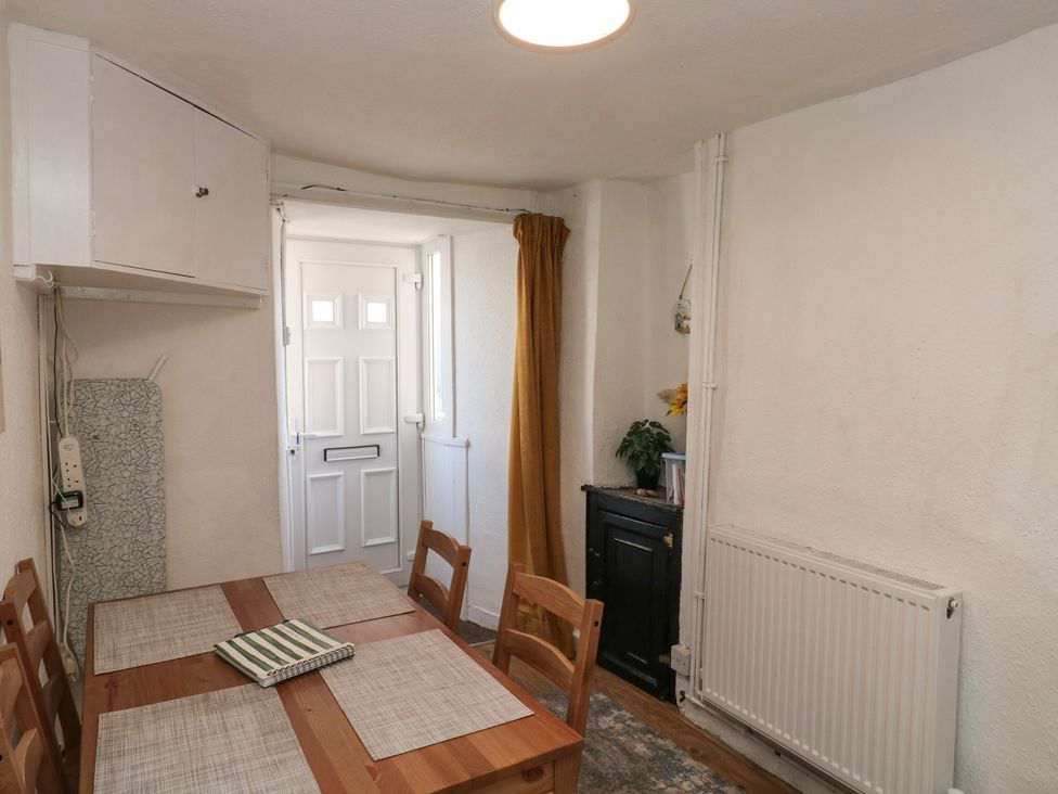 A dining room with a table and chairs at The Cottage in Budleigh Salterton