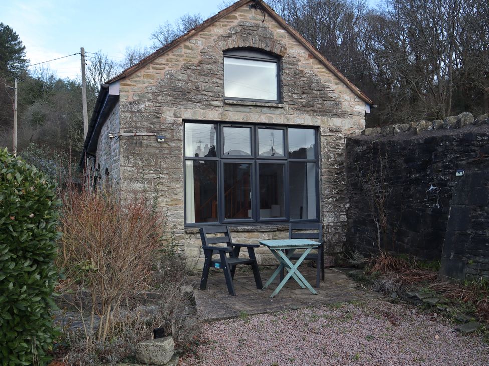 An outdoor area with a table and chairs at Castle Rag Parkend