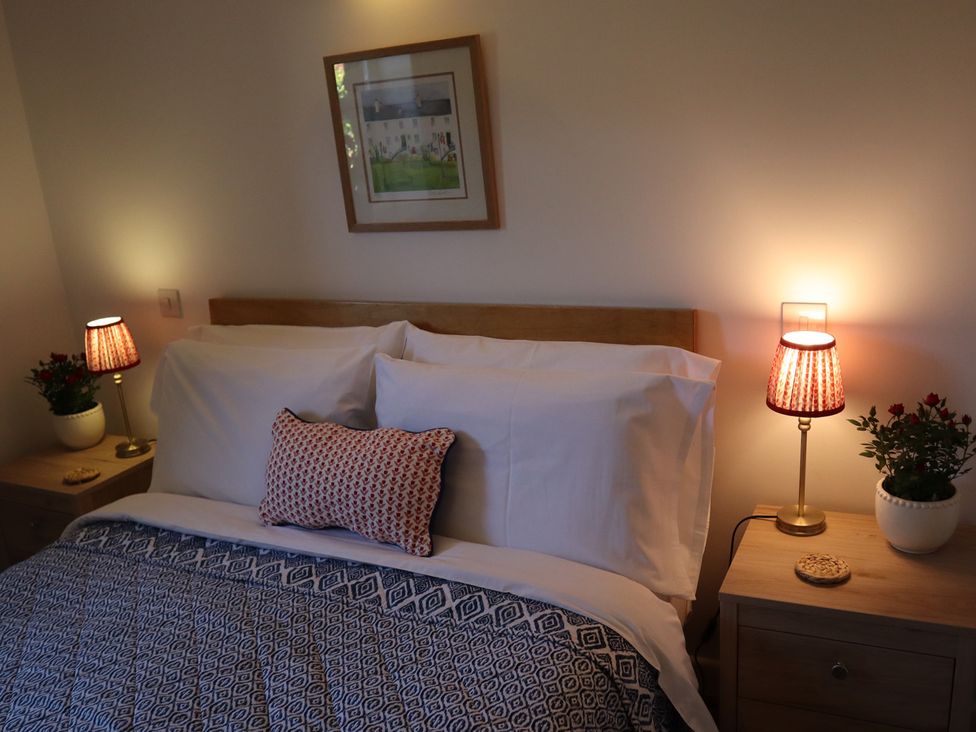 A bedroom with a bed and lamps at Castle Rag in Parkend