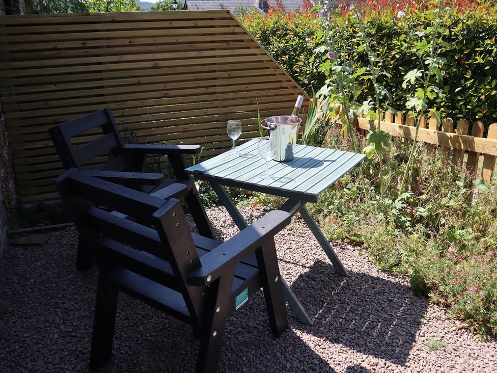 An outdoor area with chairs and a table at Castle Rag in Parkend
