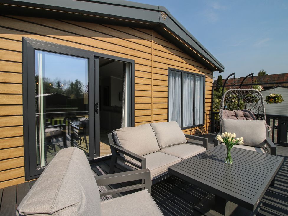 An outdoor seating area with a table and chairs at Tulip in Eardisland