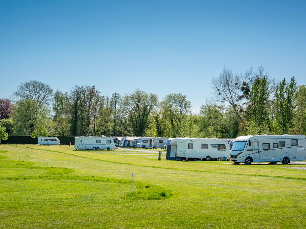 A campground with several caravans at Tulip in Eardisland