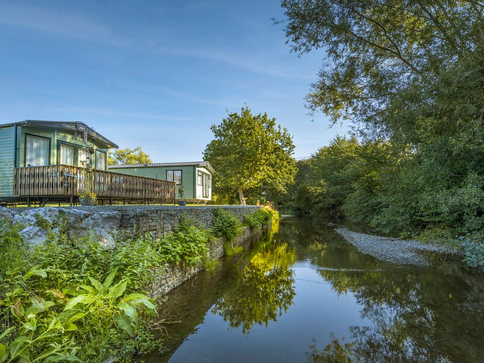 A mobile home beside a river at Tulip in Eardisland