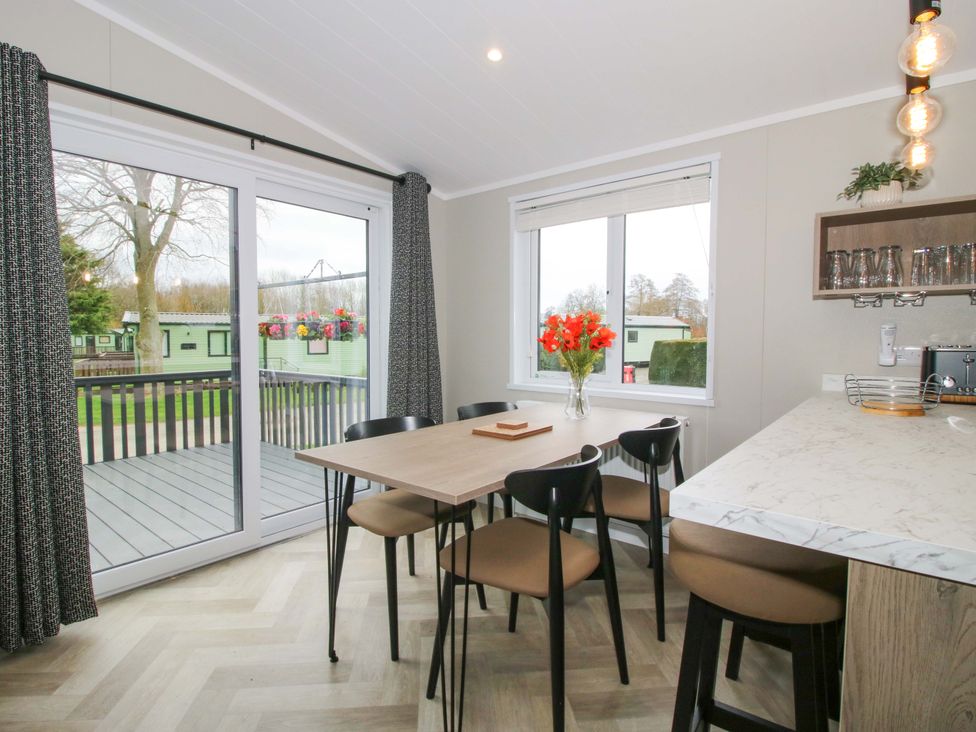 A dining room with a table and chairs at Poppy in Eardisland