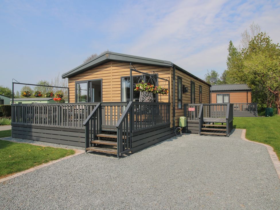 A modular home with a deck and garden in Poppy Eardisland