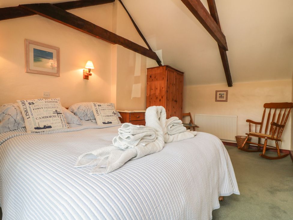 A bedroom with a bed and a wardrobe at Applestore in Wadebridge