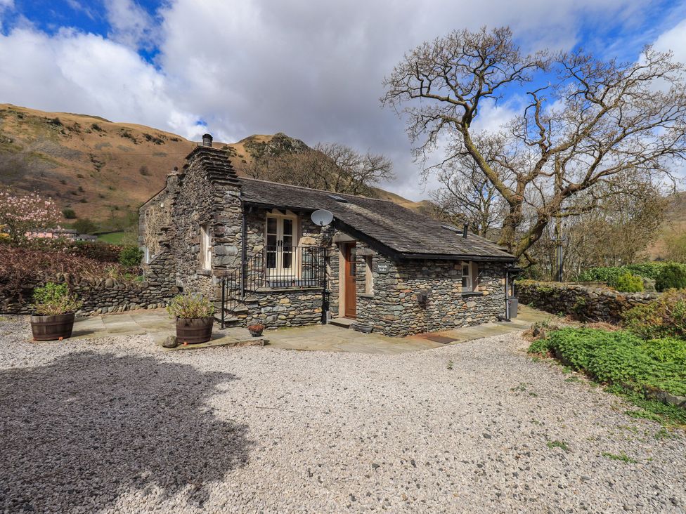 A house surrounded by mountains and trees at Beckside Studio Penrith