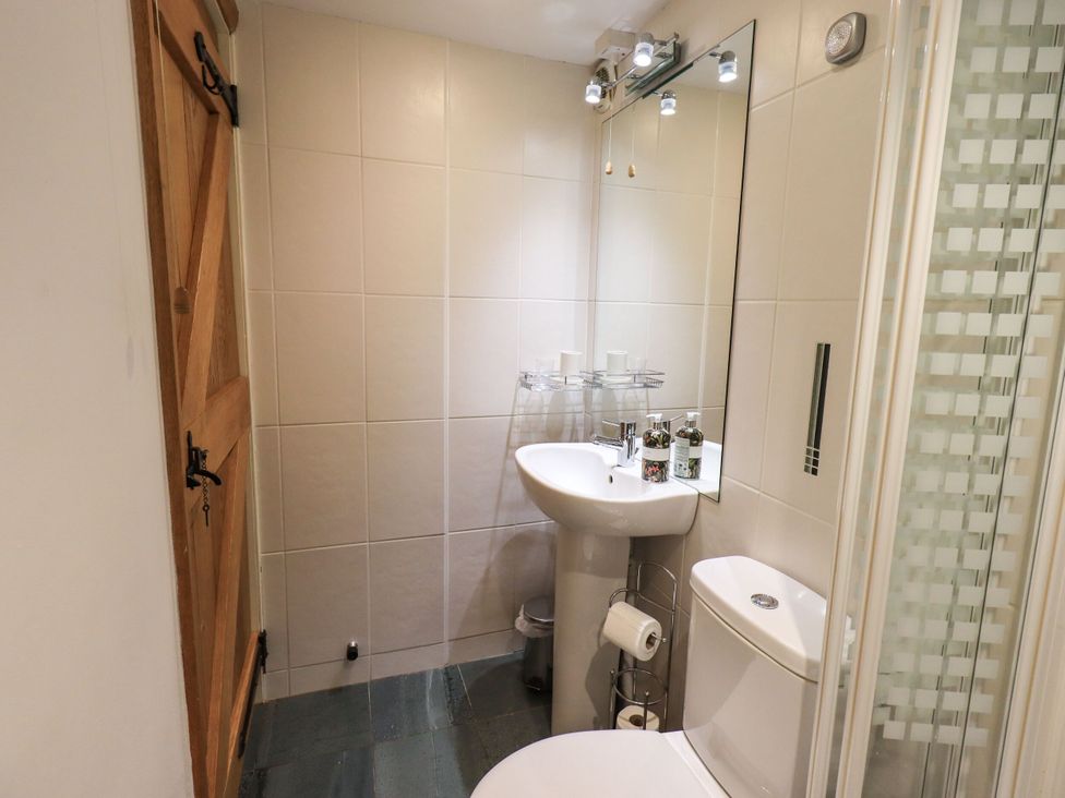 A bathroom with a sink, toilet, and shower at Beckside Studio, Penrith