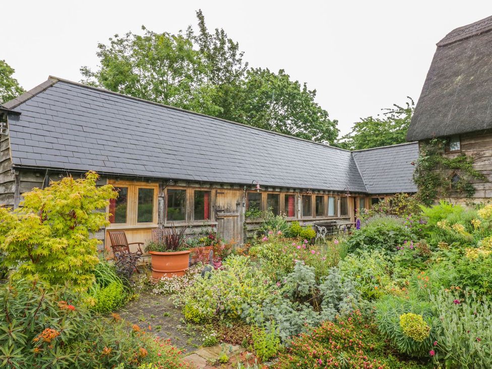 A building with windows and a garden at Ryepiece in Stratford-upon-Avon