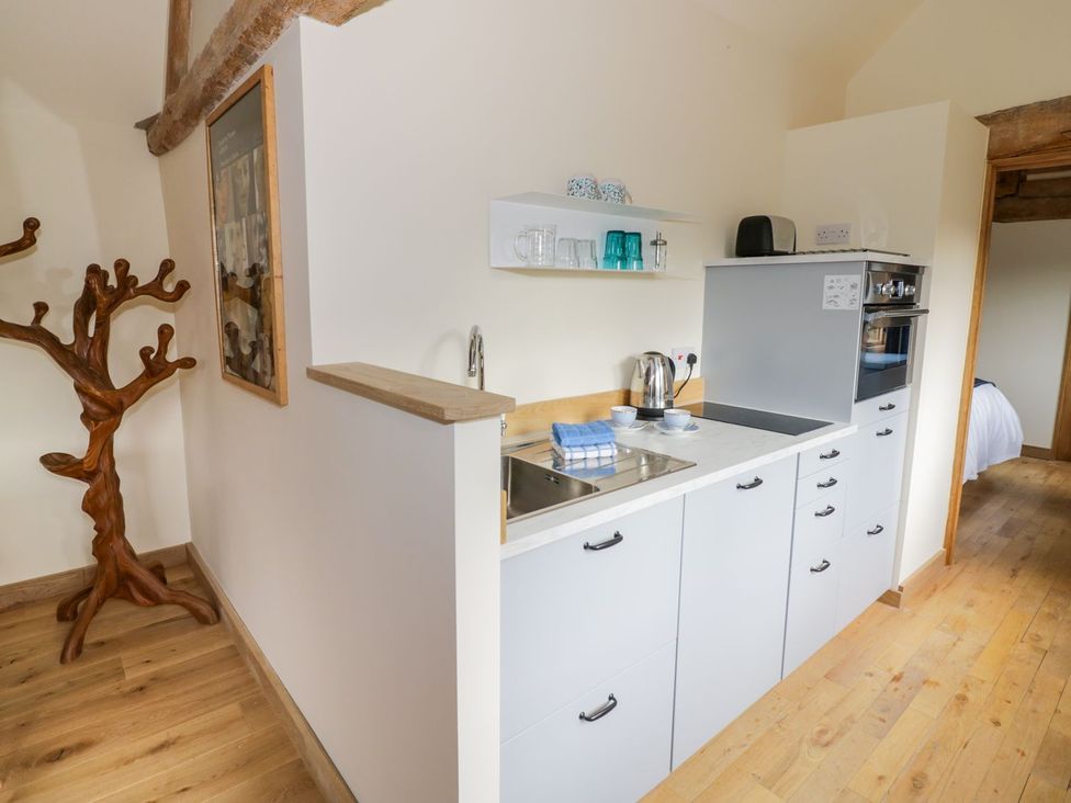 A kitchen with sink and appliances at Ryepiece, Stratford-upon-Avon