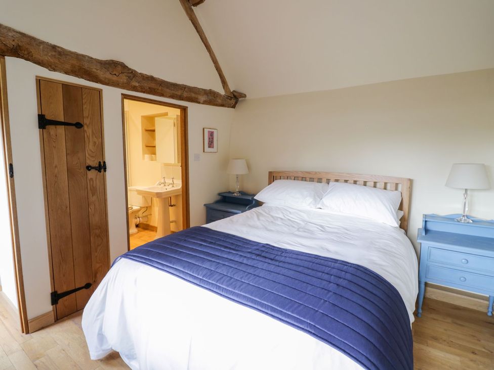 A bedroom with a bed and bedside tables at Ryepiece in Stratford-upon-Avon