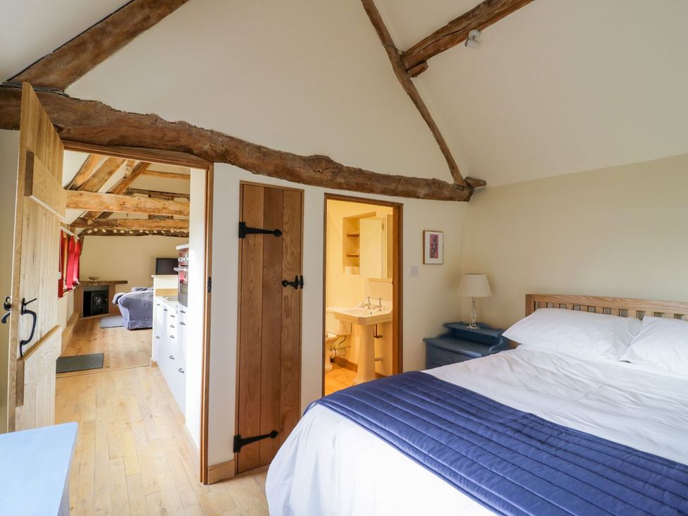A bedroom with a bed and adjoining bathroom at Ryepiece Stratford-upon-Avon