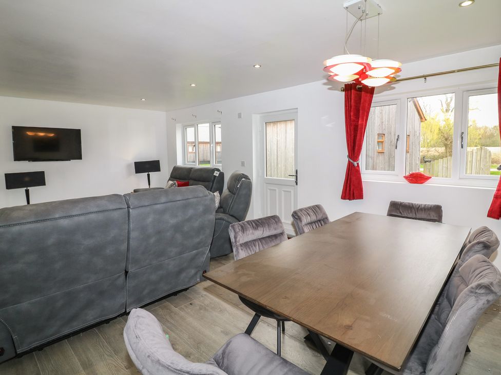 A dining room with a table and chairs at Ruby Red in Brigg