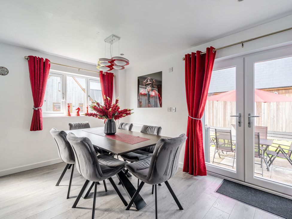 A dining room with a table and chairs at Ruby Red Near Brigg
