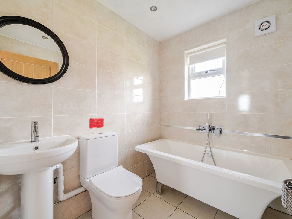 A bathroom with a sink, toilet, and bathtub at Ruby Red near Brigg